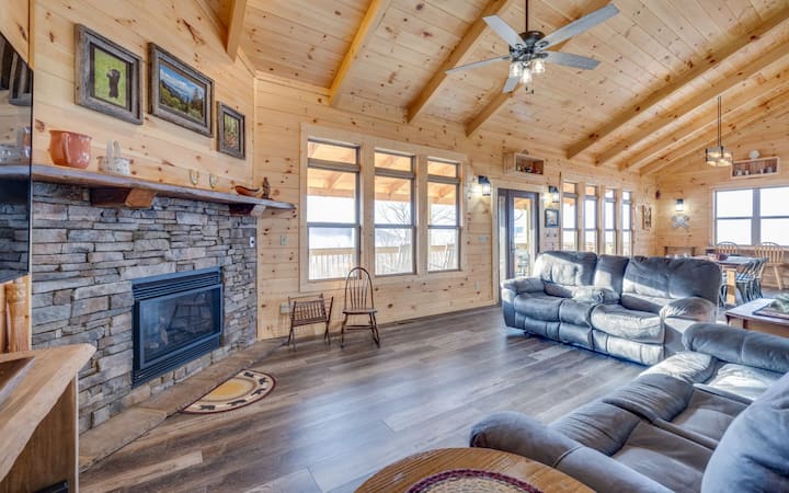The Homestead - Mountain views from your hot tub! - Cabins for