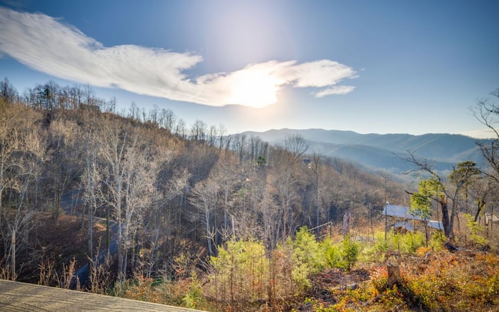 The Homestead - Mountain views from your hot tub! - Cabins for