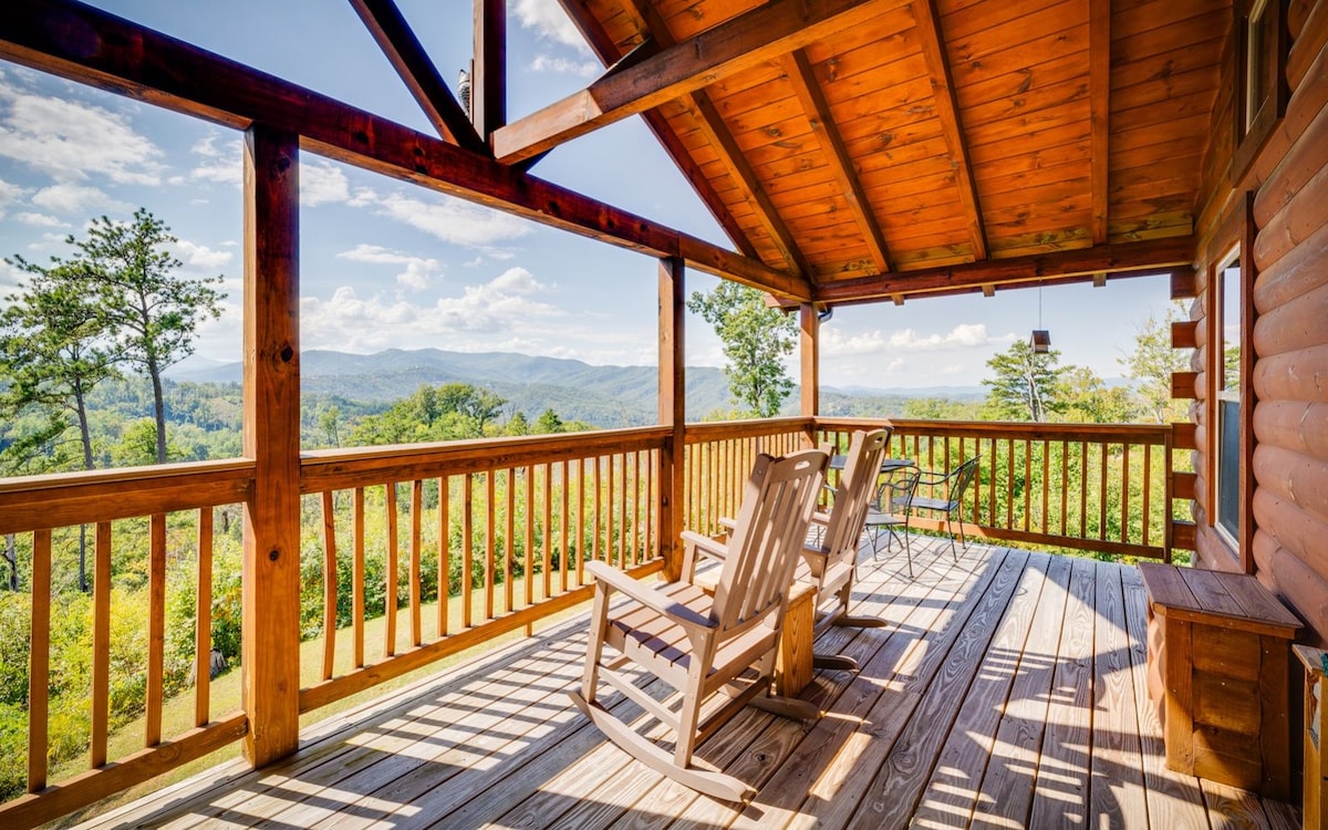 Ever After Gatlinburg - Mountain views + a hot tub