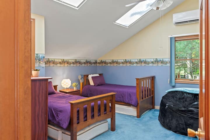 В спальне 4 установлены две односпальные кровати.