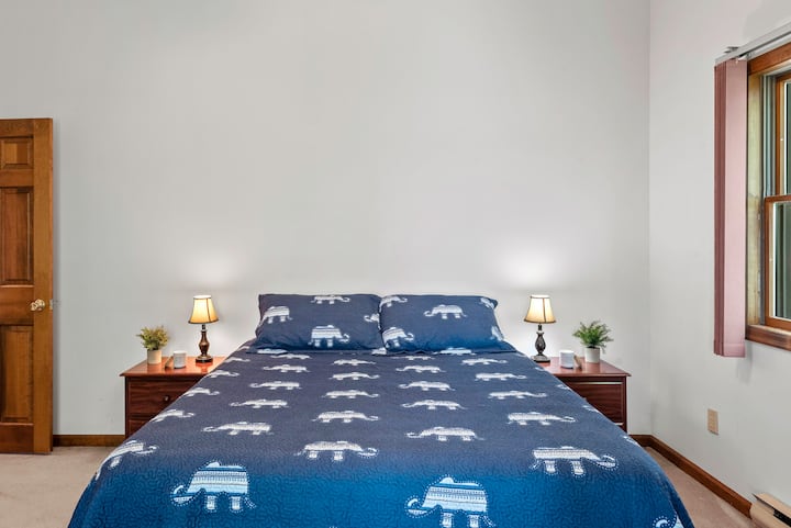 В 3-й спальне установлена кровать размера Queen size.