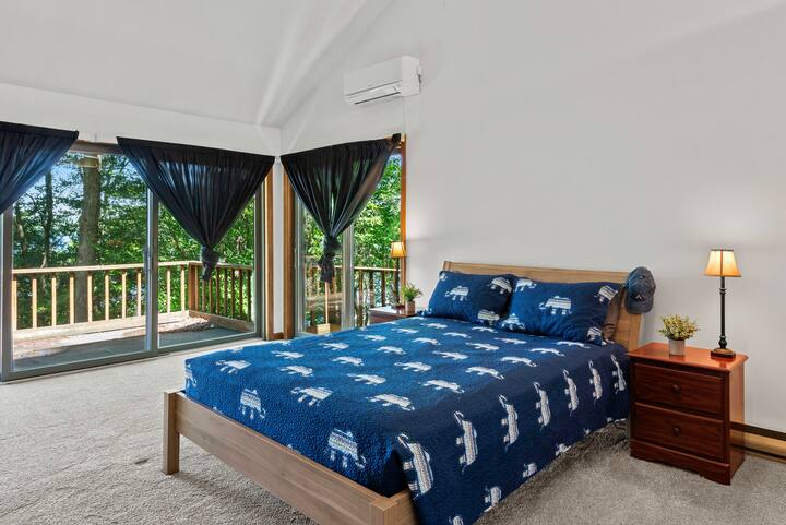 В главной спальне есть двуспальная кровать размера Queen size, балкон, телевизор и собственная ванная комната.