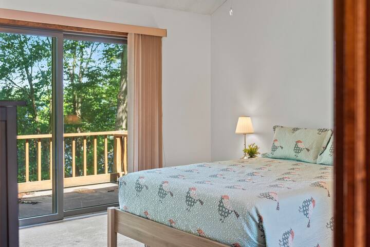 В спальне 2 есть двуспальная кровать размера Queen size, балкон и собственная ванная комната.