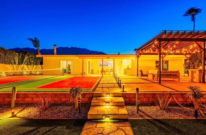 Tickled Pink-4 Bedroom Home with Pickleball Court