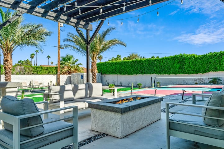 Tickled Pink-4 Bedroom Home with Pickleball Court