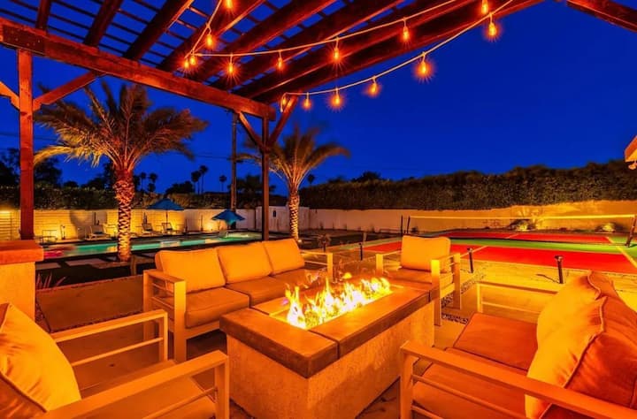Tickled Pink-4 Bedroom Home with Pickleball Court