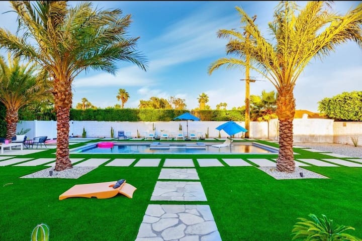 Tickled Pink-4 Bedroom Home with Pickleball Court