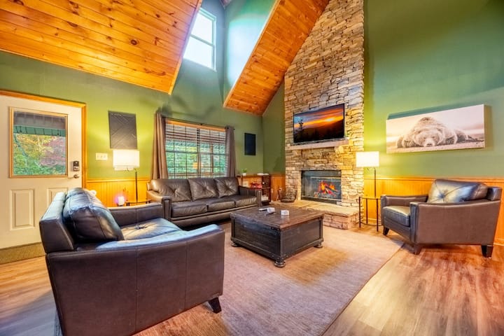 Hidden Hollow Lodge - Movie Nights & Starlit Soaks - Sevierville, TN