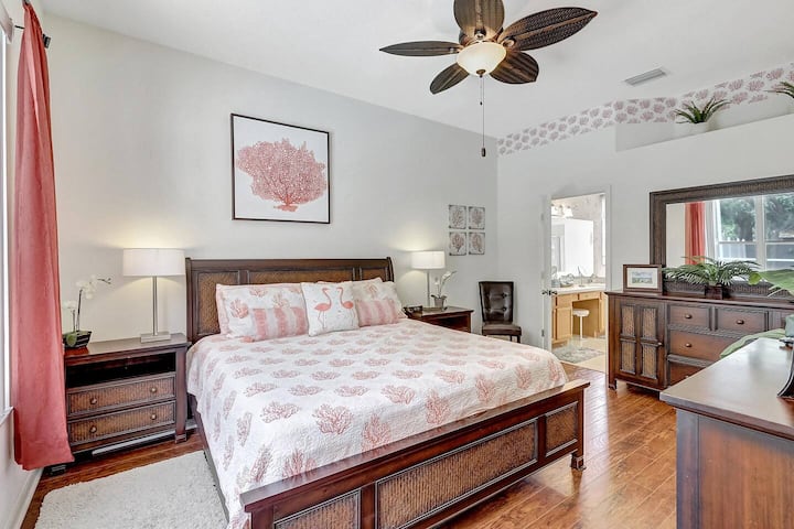 Dormitorio principal con cama tamaño king