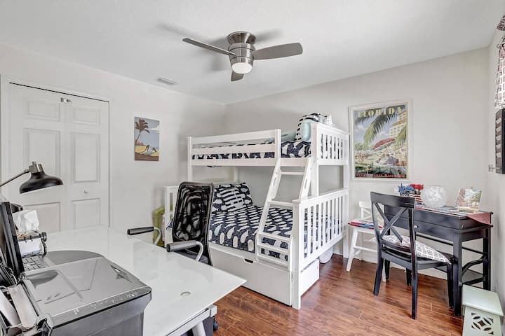 4 dormitorios con literas y mesa para trabajar