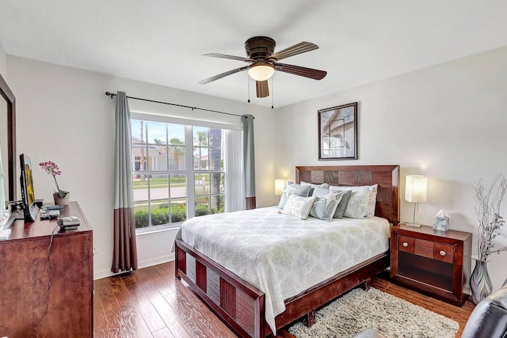 Dormitorio de invitados con cama tamaño queen