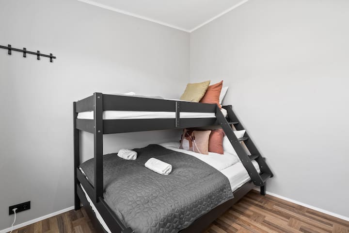 Acurrúcate en esta habitación con literas, perfecta para familias o grupos, con ropa de cama cómoda y mucho espacio para relajarse.