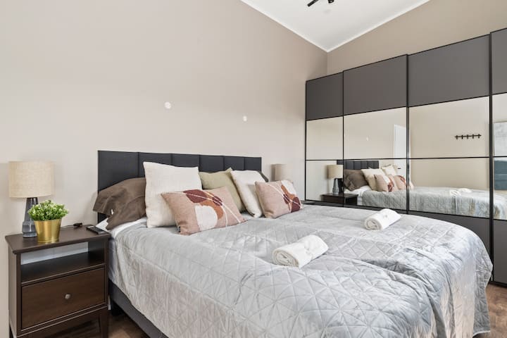 Relájate en este acogedor y acogedor dormitorio, con una lujosa cama tamaño king, sábanas suaves y un toque de elegancia moderna.