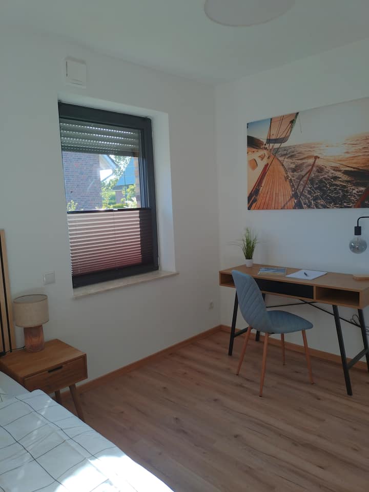 ห้องนอนเล็กพร้อมเตียงเดี่ยวและโต๊ะทำงาน