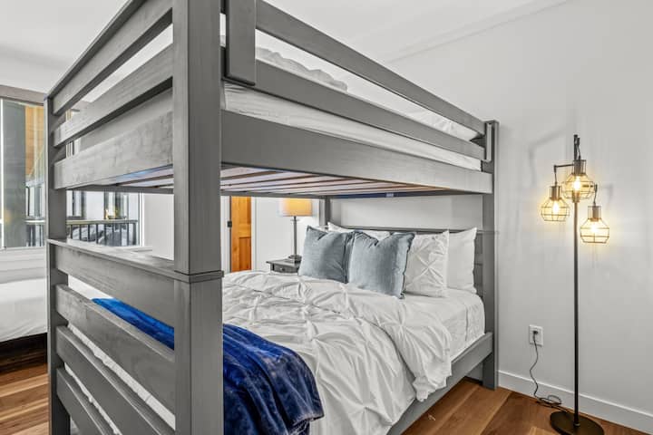 Poschodová posteľ s dvoma manželskými lôžkami