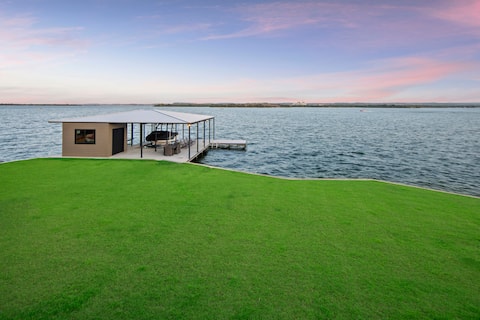 Sunrise Shores: Hot Tub, Boat Lift, & Open Water