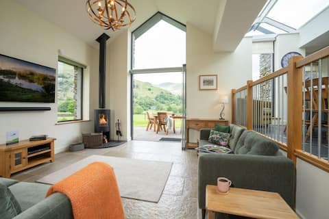 Panoramic Views & Spacious Living by LetMeStay