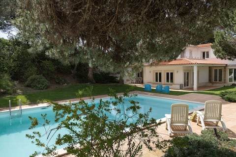 Popular Airbnb listing: Oasis Pool Villa - Praia D'El Rey Golf Resort in Amoreira