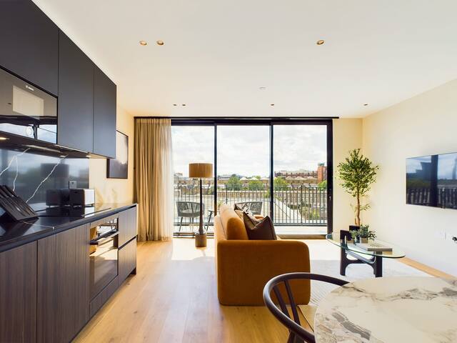 Modern St Pancras Apartment with Large Balcony gallery image 2