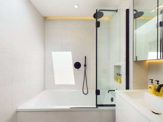 Modern St Pancras Apartment with Large Balcony gallery image 4