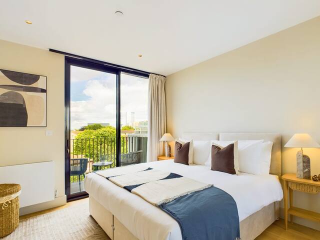 Modern St Pancras Apartment with Large Balcony gallery image 3