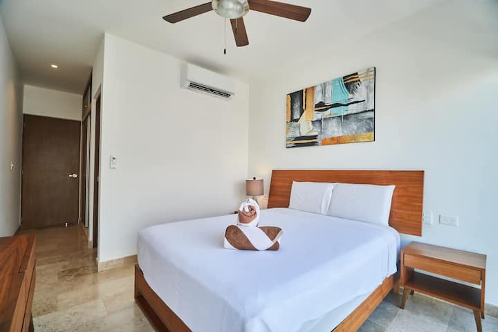 Lujoso dormitorio con ropa de cama lujosa. 