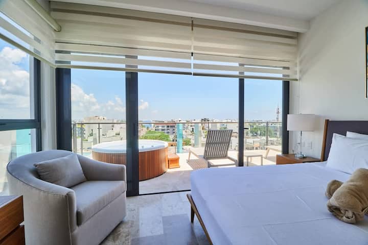 Suite principal con vistas a la ciudad.