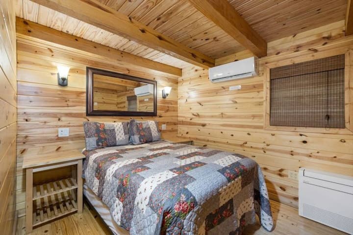 キッチンを通り過ぎ、廊下を下ってクイーンのマスターベッドルームに向かいましょう