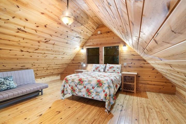 ロフトにはクイーンベッドとツインベッドがあります