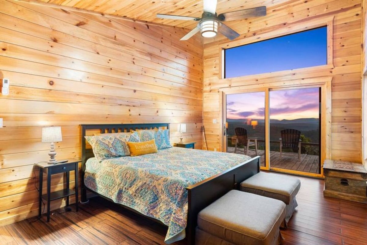 Събудете се сред природата – излезте направо от уютното си легло с размер king size на верандата и вдишайте свежия планински въздух с гледки, които се простират на километри.