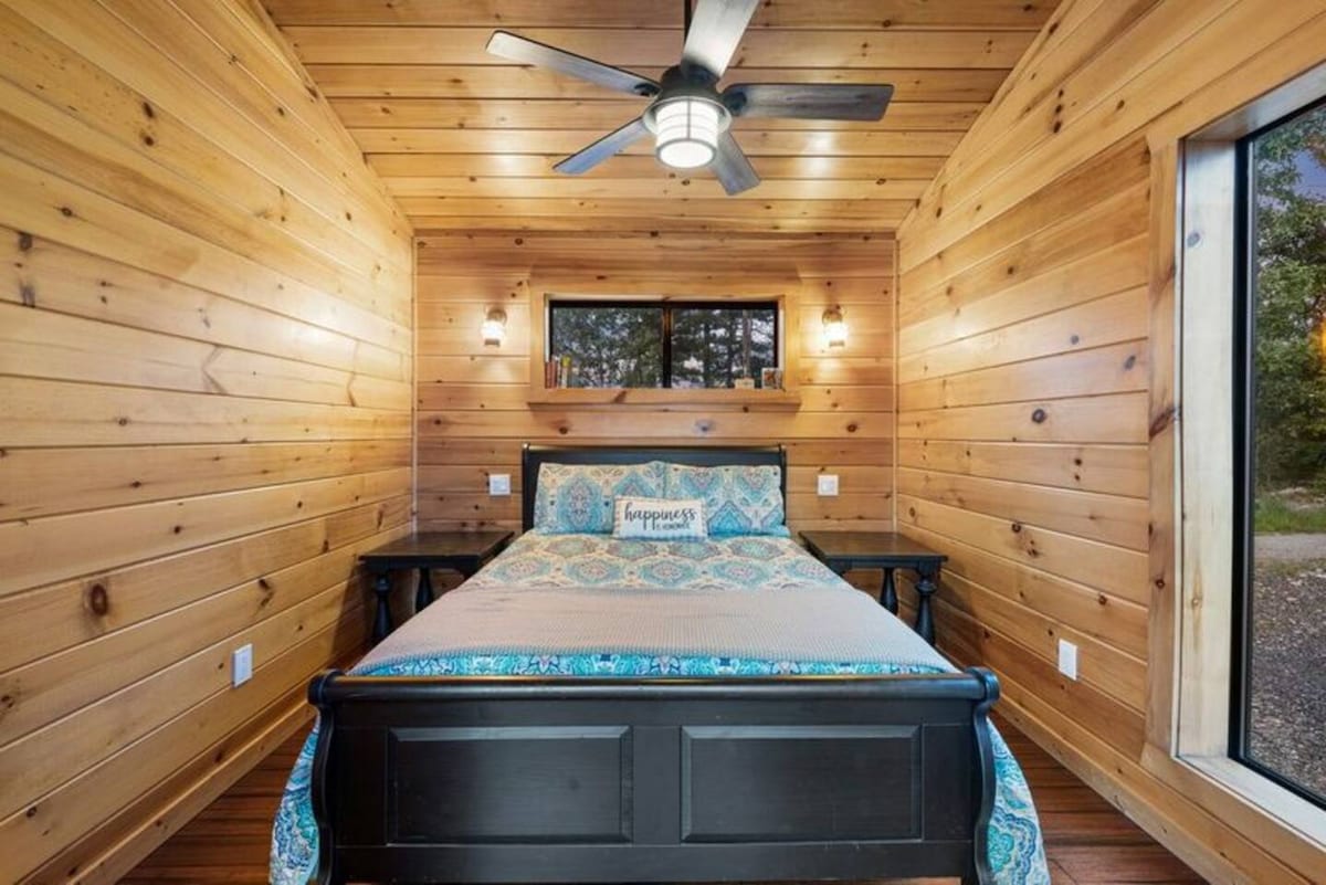 Спете удобно в това двойно легло, което гледа към езерото и планините