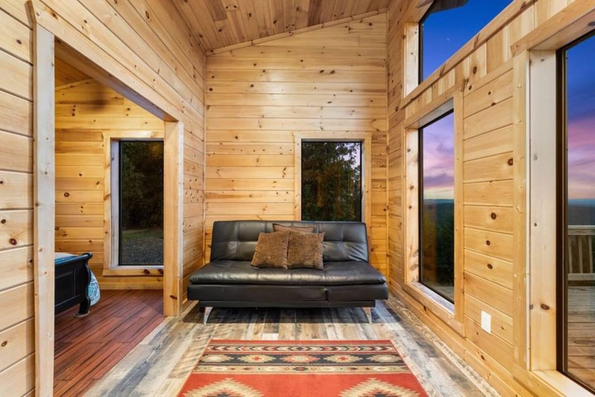 Комфорт и гледки от всяка стая.  Петият гост може да спи удобно на този футон