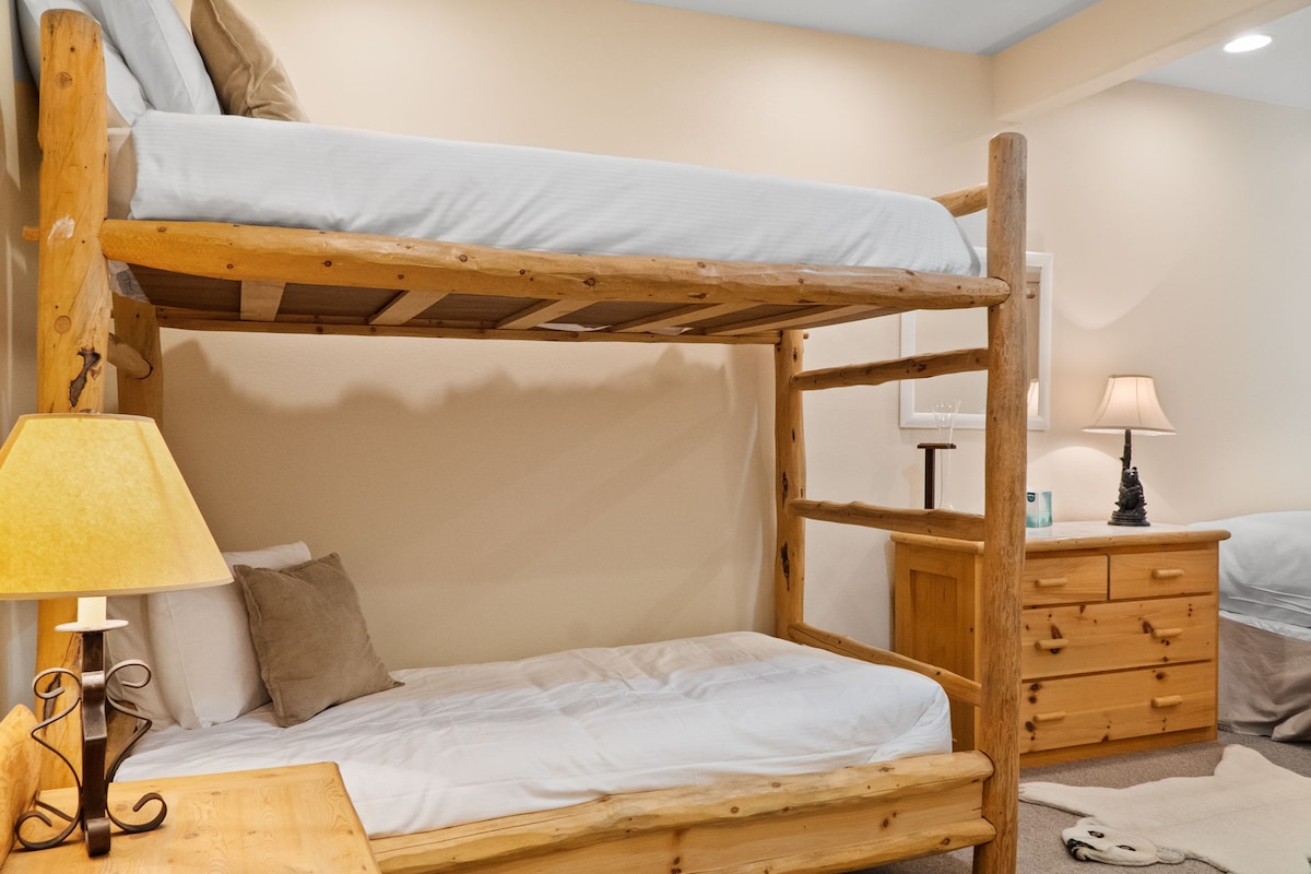 Dormitorio 6: cama queen, litera doble, conectada al baño Jack-and-Jill, piso inferior