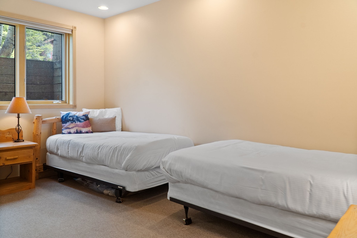 Dormitorio 7: 2 camas individuales, conectadas al baño Jack-and-Jill, piso inferior