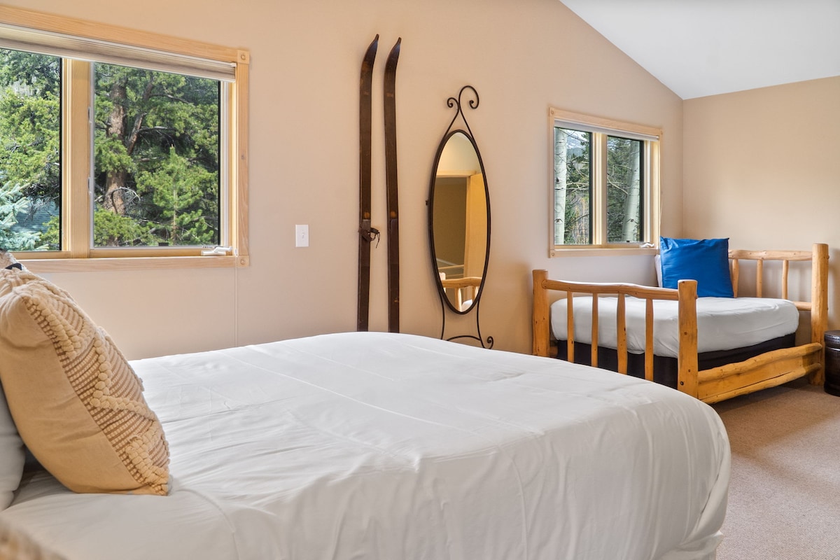 Dormitorio 4: 2 camas queen, conectadas al baño Jack-and-Jill, piso superior.