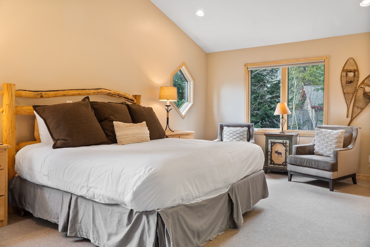 Dormitorio 3: cama tamaño king, conectada al baño Jack-and-Jill, piso superior.