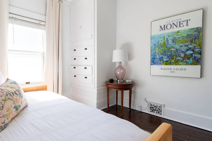 पूरा बिस्तर: यह पूरा बिस्तर जगह और आराम का संतुलन बनाता है!