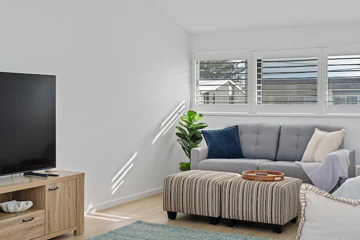 Svetlá a priestranná obývacia izba s pohodlným posedením.