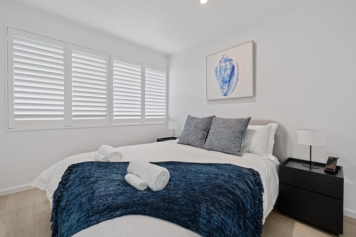 Spálňa s manželskou posteľou. Útulná, príjemná spálňa navrhnutá pre maximálne pohodlie. 