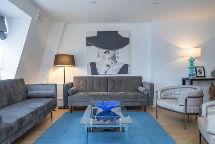 Elegant Mayfair Apartment-Ensuite with Bath gallery image 3
