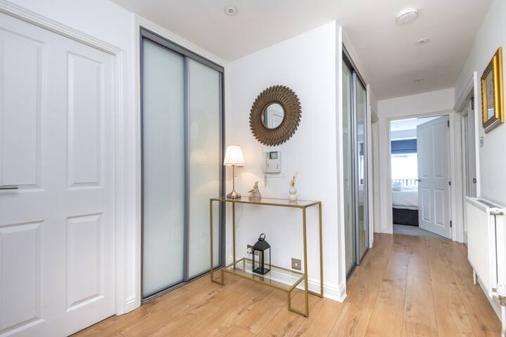 Elegant Mayfair Apartment-Ensuite with Bath gallery image 2