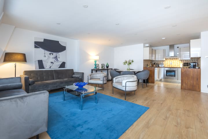 Elegant Mayfair Apartment-Ensuite with Bath gallery image 4