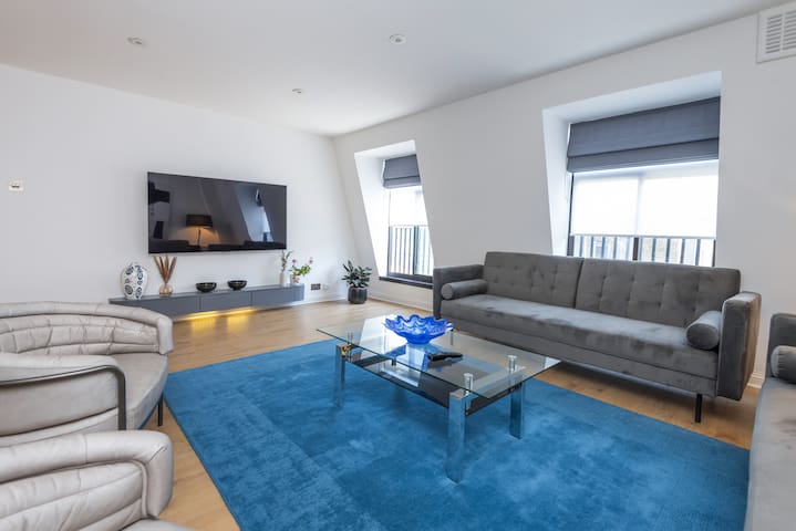 Elegant Mayfair Apartment-Ensuite with Bath gallery image 5