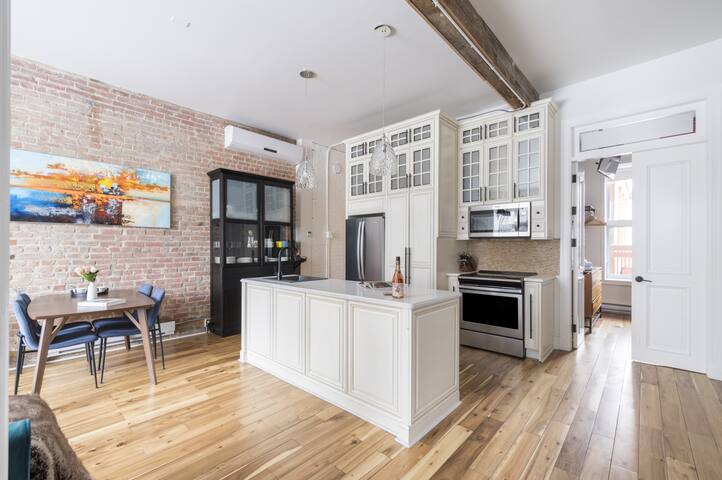 Galeria 1: Stylish 3-BR Retreat in Prime Montreal gallery image 2