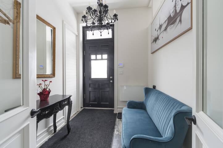 Galeria 1: Stylish 3-BR Retreat in Prime Montreal gallery image 5