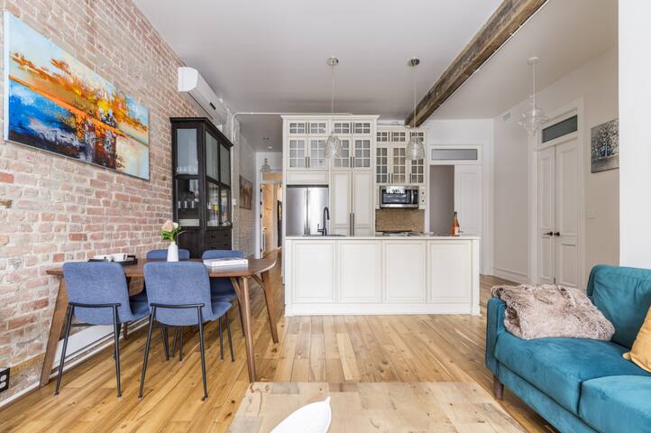 Galeria 1: Stylish 3-BR Retreat in Prime Montreal gallery image 3