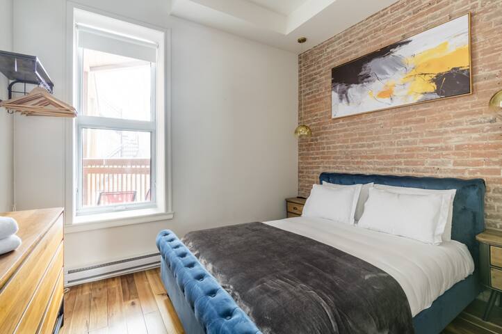 Galeria 1: Stylish 3-BR Retreat in Prime Montreal gallery image 4