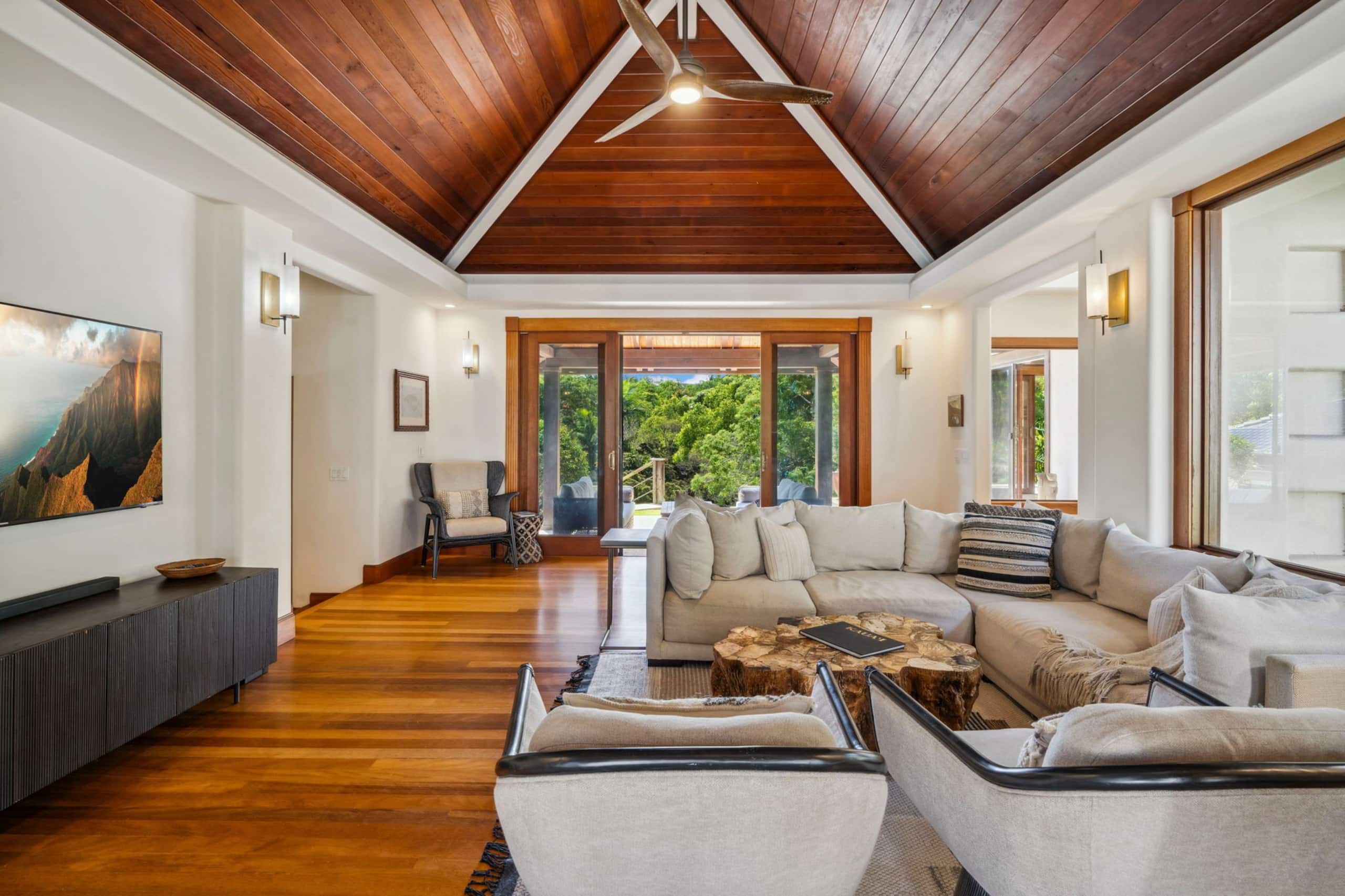 Home in Princeville · ★4.84 · 3 bedrooms · 5 beds · 2.5 private baths - Image 9