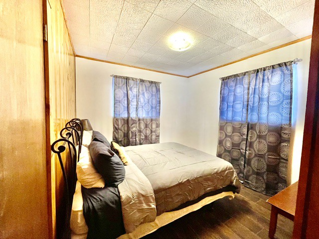 สัมผัสความสะดวกสบายในห้องนอนที่กว้างขวางพร้อมเครื่องนอนที่น่าอยู่และแสงธรรมชาติ เหมาะสำหรับคืนพักผ่อนหลังจากสำรวจกิจกรรมกลางแจ้งที่สวยงามของยูทาห์