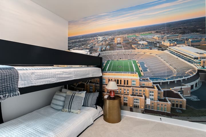 2階の寝室にはツインベッドとデスクがあります